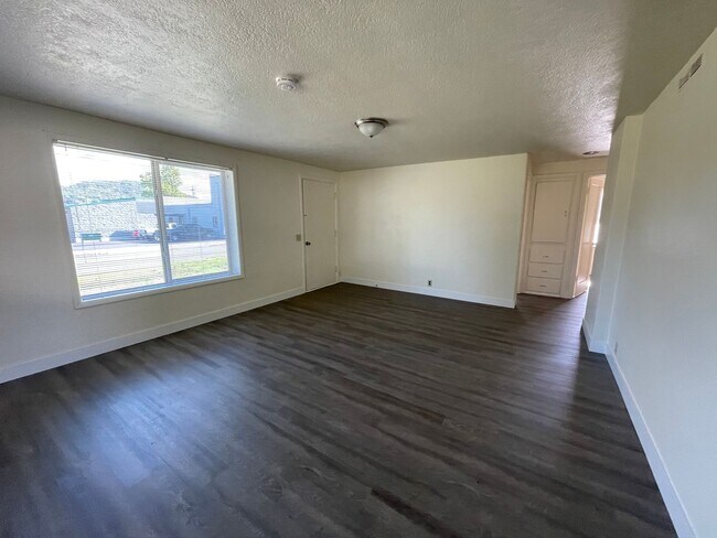 Foto del edificio - 3-bedroom, 1.5-bath Newly Remodeled Home in Roseburg