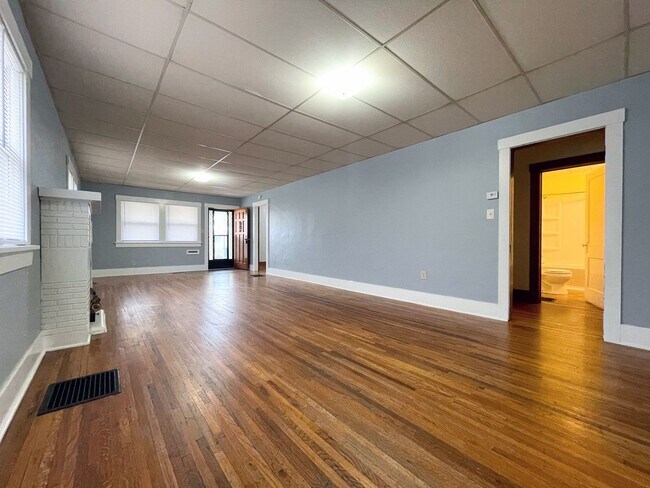 Building Photo - 3 Bedroom With Oversized Garage