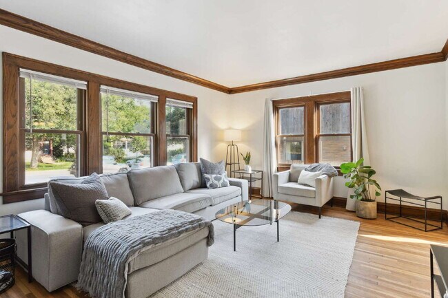 Foto del edificio - Charming 3-Bed Duplex in Vibrant Minneapolis Neighborhood