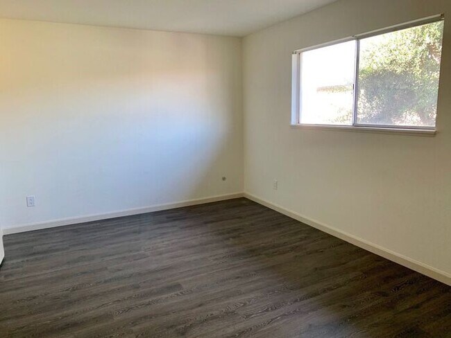 Building Photo - 156 Archer St