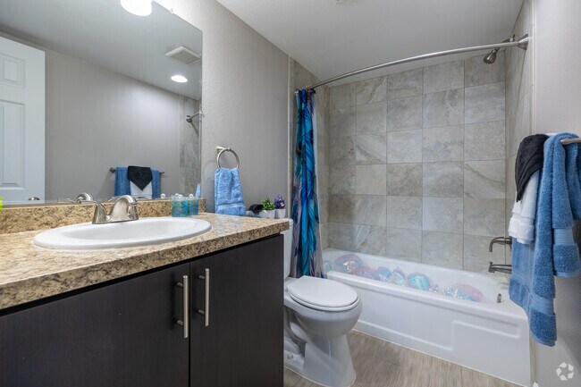 2 habitaciones, 2 baños - 1050 pies cuadrados - Baño principal - The Girard at Cherry Hills