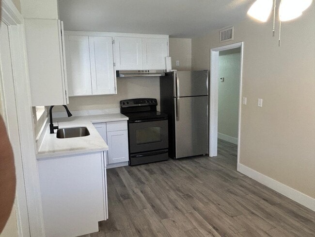 Building Photo - 726 E 3rd Ave