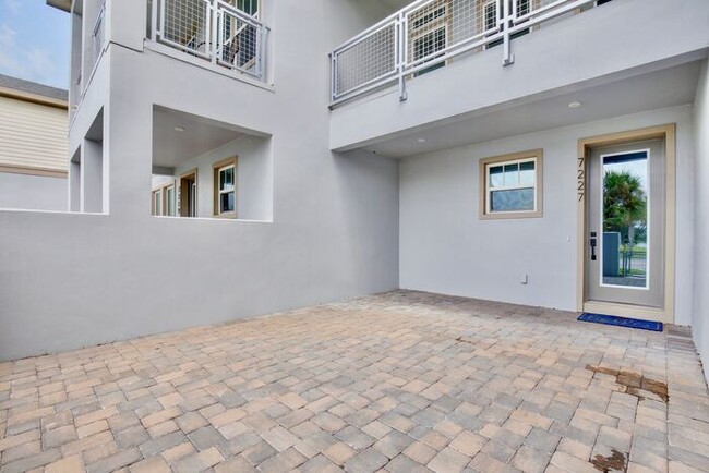 Building Photo - Stunning 2/2 Modern Townhome with a Bonus ...