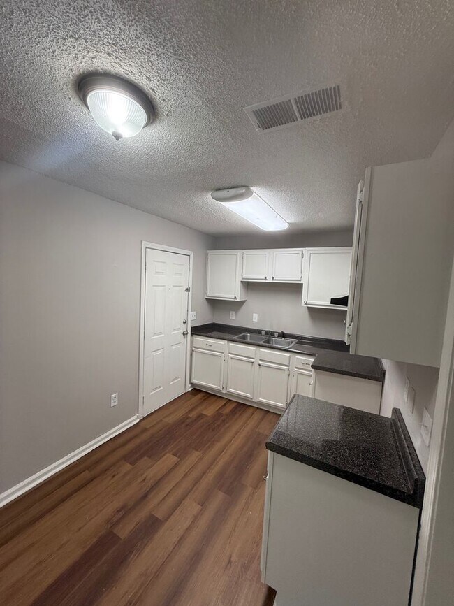 Foto del edificio - 4 Success is now offering this spacious 3 bedroom home 1.5 bathroom home in a very quiet neighbor...