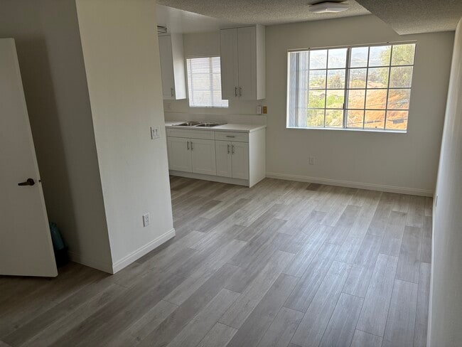 Dining area with south facing window and Ceiling Fan - 18071 Beneda Ln