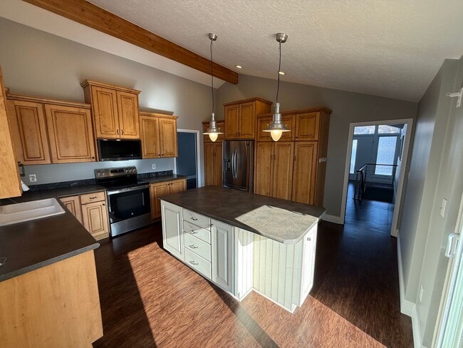 Building Photo - Remodeled 5 bedroom home near Bountiful ridge golf course