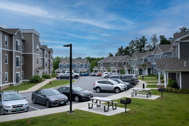 Building Photo - 2 bed, 1 bath townhouse style apartment with washer & dryer provided (45 Griffin Ln #201)