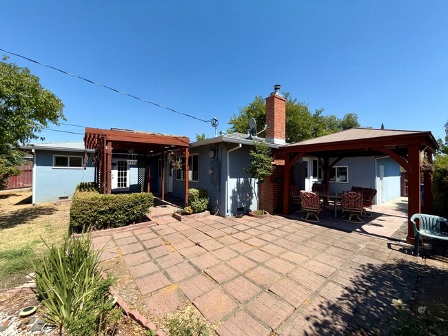 Building Photo - 6109 Golden Dawn Way