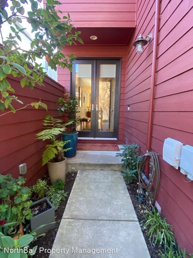 Building Photo - 2 br, 2.5 bath House - 520 Grove St