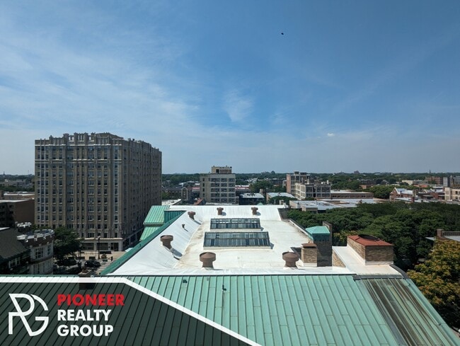 Building Photo - 5559 N Sheridan Rd