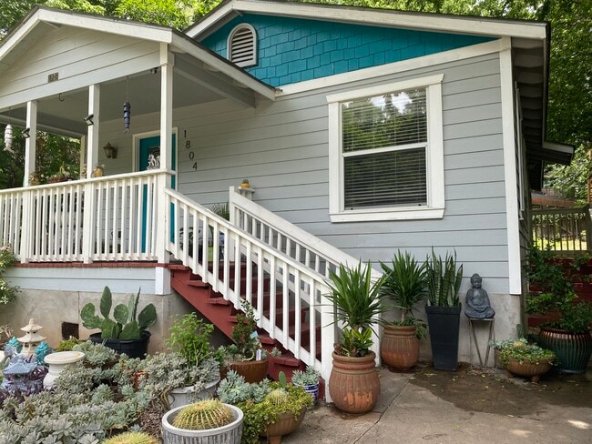 Exterior front porch entry to the house - 1804 Holly St