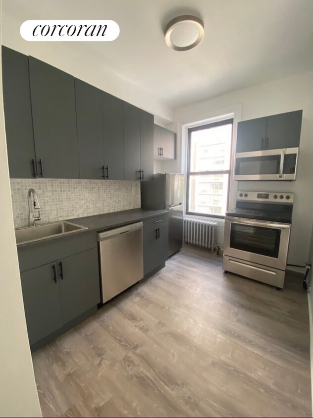 Building Photo - 251 E 45th St
