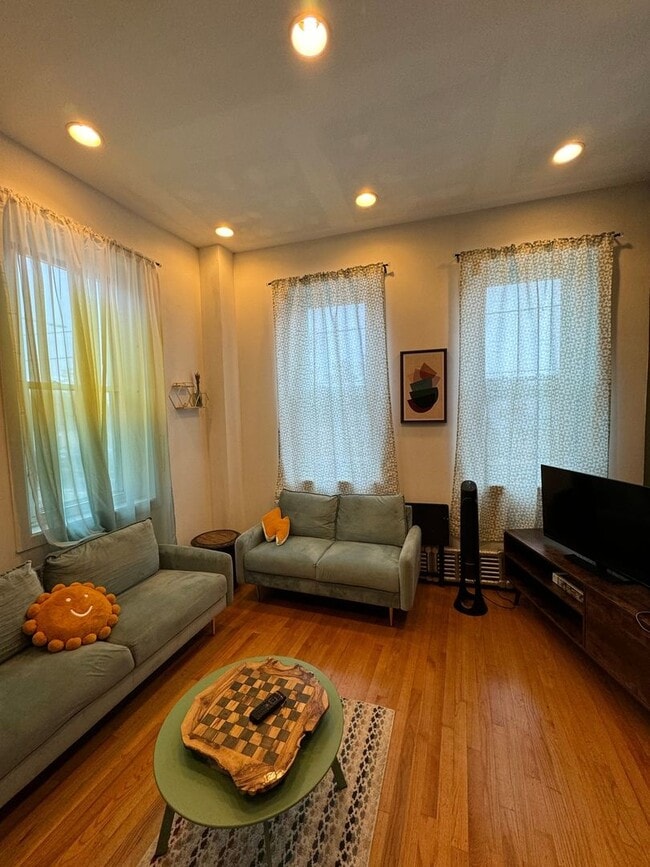 Building Photo - 2 Bedroom Duplex in Philadelphia