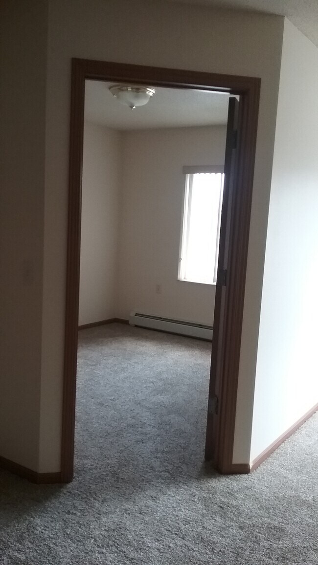 Building Photo - 990 Linden Dr