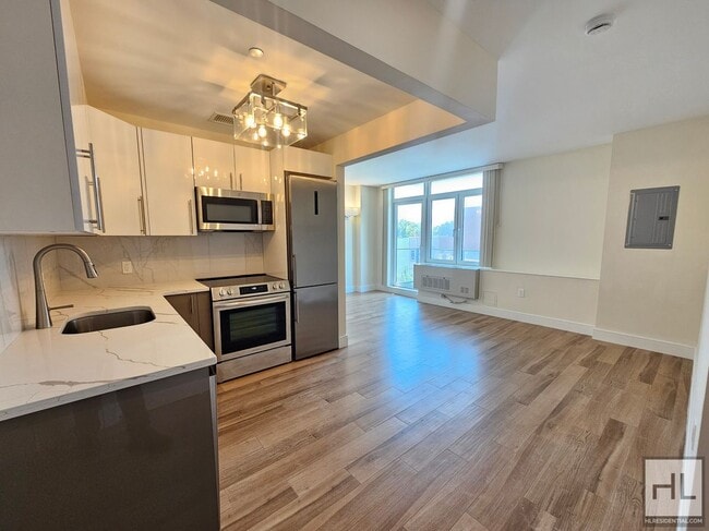 Building Photo - Spacious Studio with Balcony in Modern Bui...