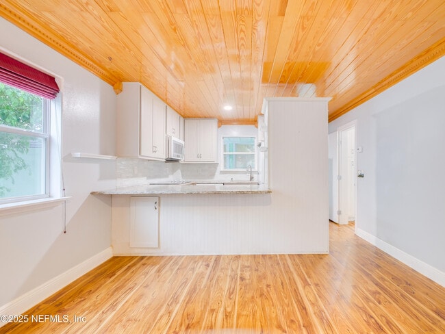 Foto del edificio - 6472 Putnam St