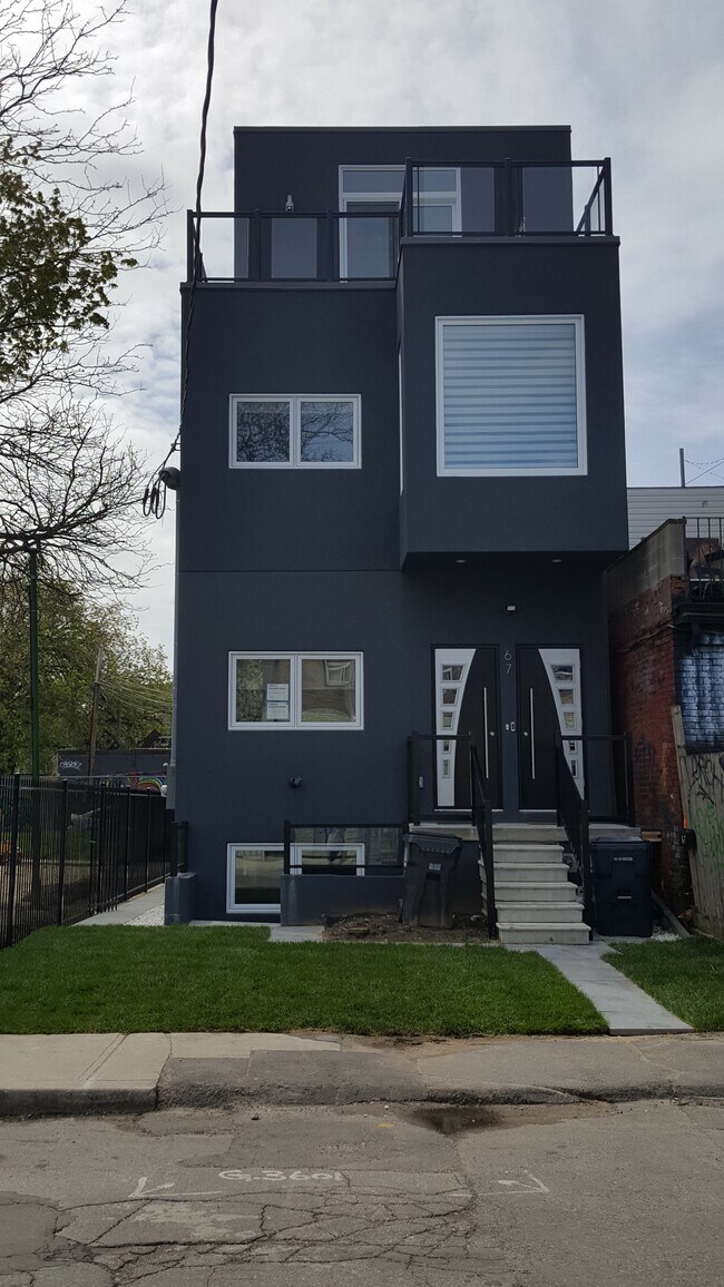 Photo du bâtiment - Beautiful (900 sq ft.) 2 bedroom
