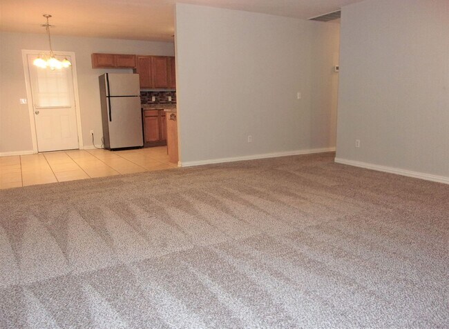 Foto del edificio - 3 BED 2 BATH 2 CAR GARAGE COLLEGE PARK-OKC