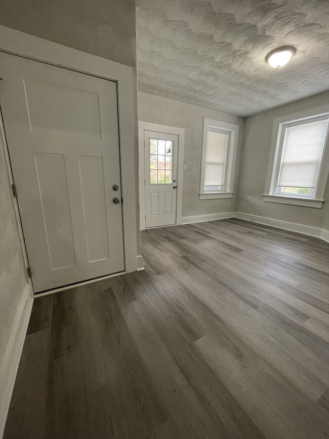Building Photo - 527 W 37th St