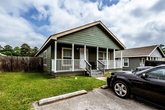 Building Photo - 151 Varsity Dr