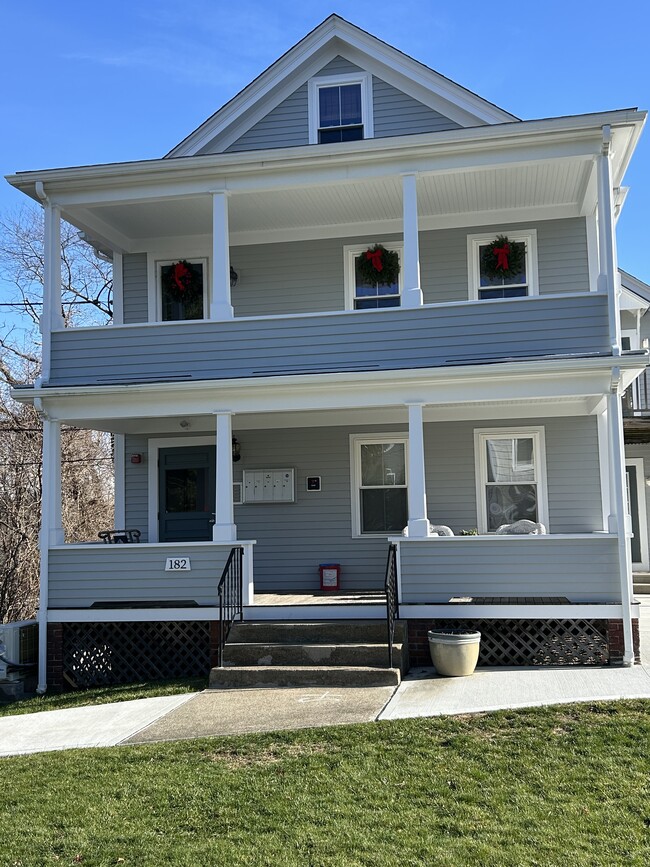 Building Photo - 182 Marlborough - Large 1 Bedroom Plus