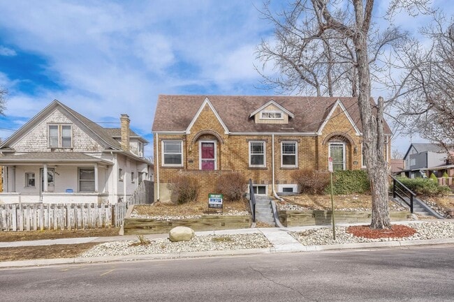 LOCATION LOCATION! Charming and updated bungalow located just west of Wash Park!! Move in Specia... - LOCATION LOCATION! Charming and updated bungalow located just west of Wash Park!!  Move in Specia... House