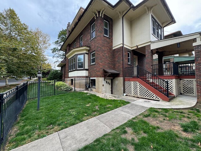 Foto del edificio - STUNNING FIVE BEDROOM WEST END HOME