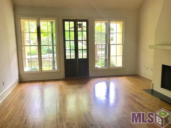 Foto del edificio - Beautiful New Orleans style townhome in Cy...