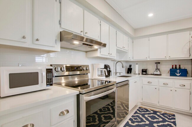 Building Photo - 200 Ocean Trail Way