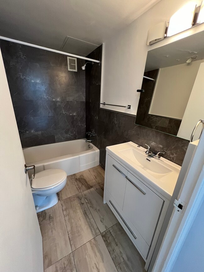 Building Photo - Apartments Tour Des Pins