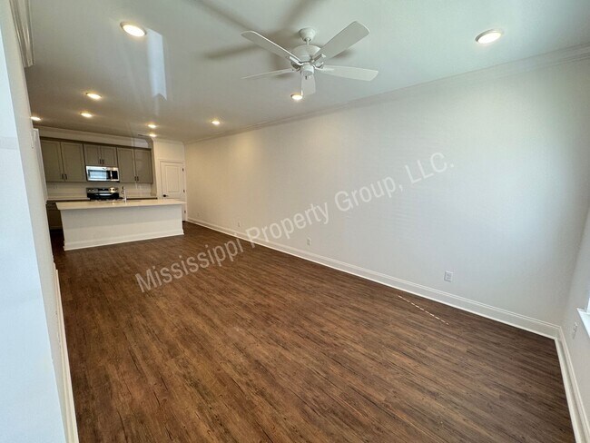 Building Photo - 721 Southview Dr