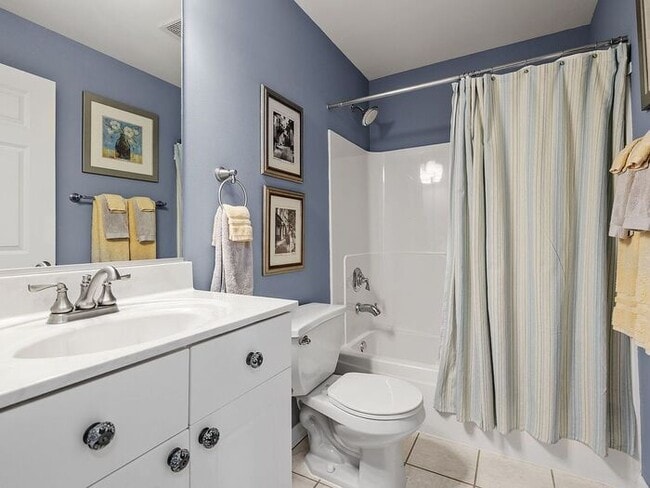 Foto del edificio - Bright & Spacious 2BR/2BA Condo with Cover...