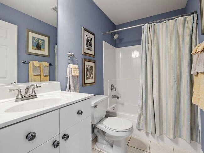 Foto del edificio - Bright & Spacious 2BR/2BA Condo with Covered Parking Near Train Station