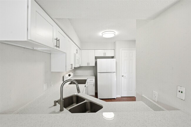 Building Photo - 12500 Sandpiper Dr