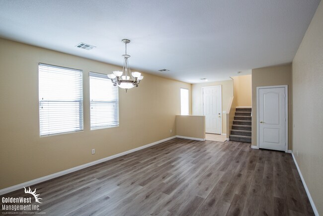 Foto del edificio - Spacious Two-Story 5Bdm 2.5Ba Home with Private Backyard in Summerlin.