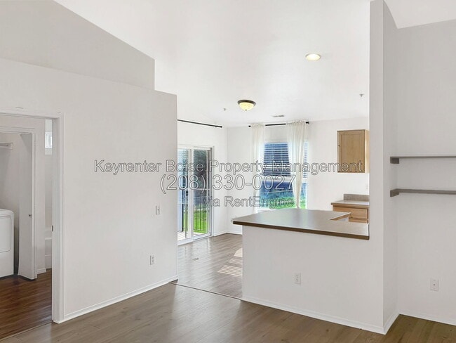 Building Photo - 2111 E White Oak Ct