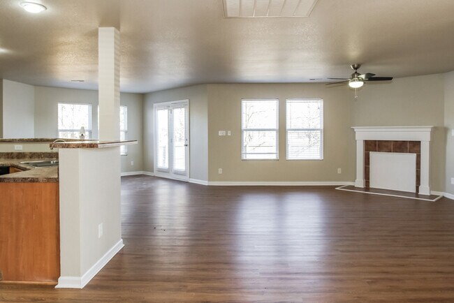 Building Photo - 387 Jasmine Dr