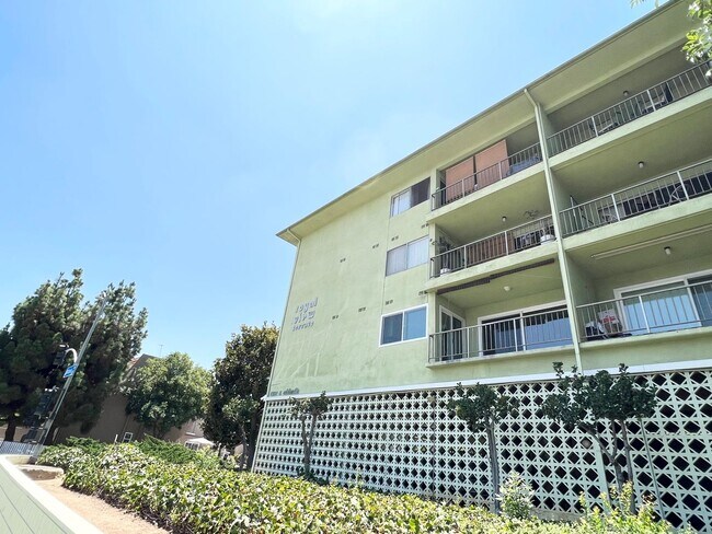 Foto del edificio - Spacious 2 bed 2 bath gated home in Monter...