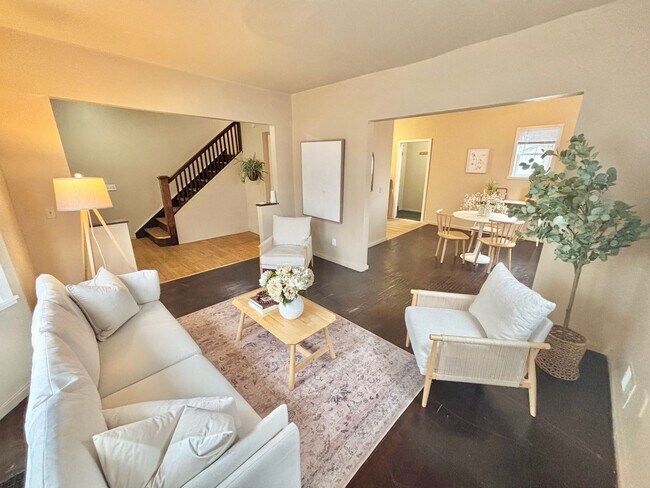 Foto del edificio - Spacious 3bd House | Driveway | Enclosed Porch