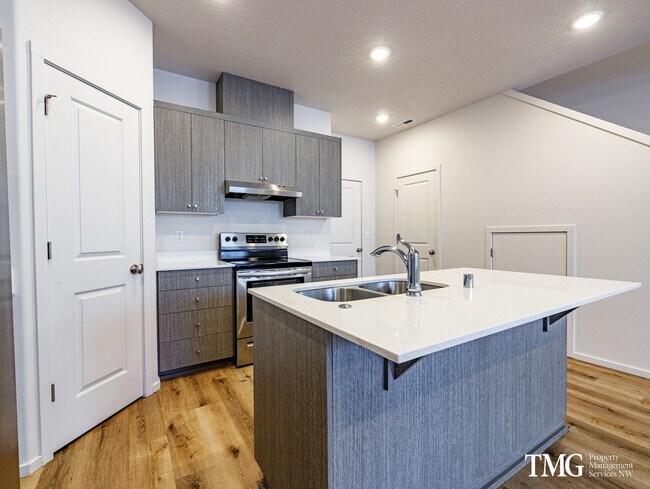 Foto del edificio - Newer 3BD/2.5BA Townhome Near Walking Trail With Fenced Back Yard, Attached Garage!