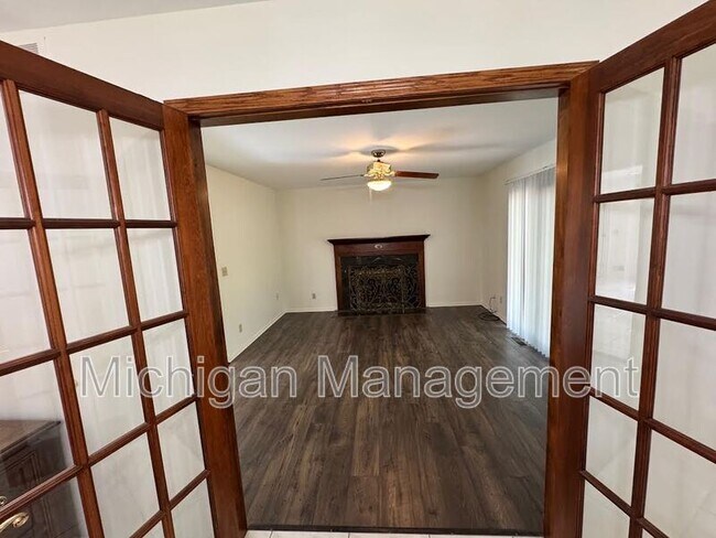 Foto del edificio - 40250 Pinetree Dr