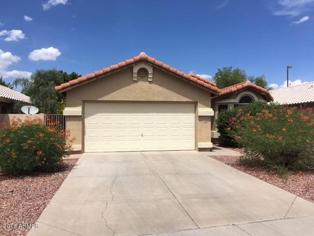 Building Photo - 528 E Cantebria Dr