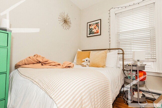 Foto del edificio - Charming 4 Bedroom-No Broker Fee