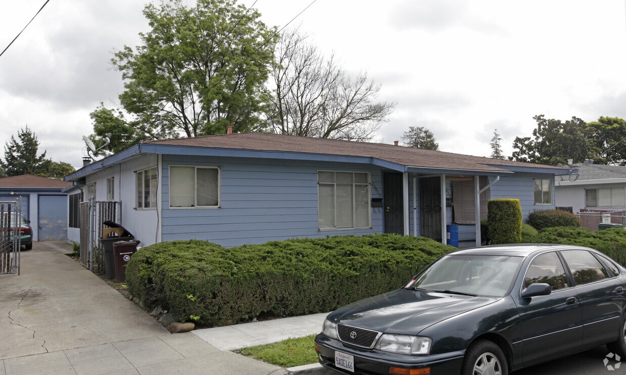 Building Photo - 24828-24830 Thomas Ave