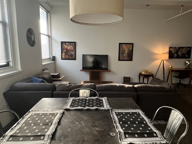 Foto del edificio - 523 Grand Blvd