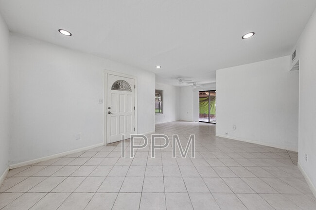 Building Photo - 717 E Jim Hogg Ave