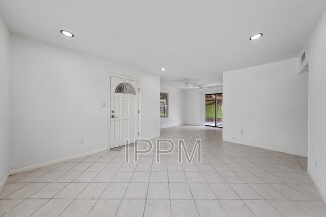 Foto del edificio - 717 E Jim Hogg Ave
