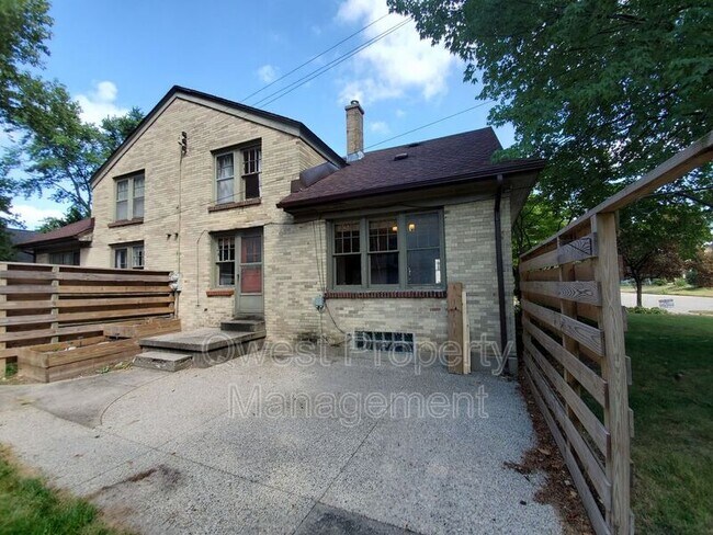 Building Photo - 3864 Henry St SW