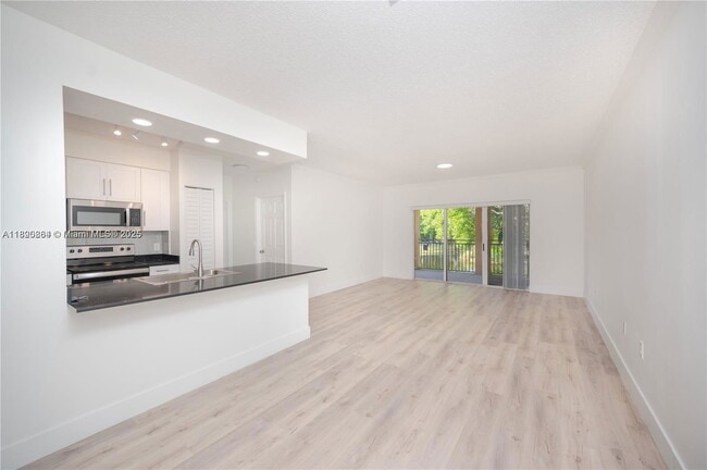 Foto del edificio - 2406 Centergate Dr