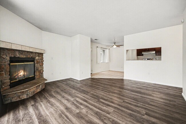Foto del edificio - Updated 2 Bedroom 2 Bathroom Condo in Lakewood!